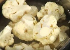 Todo sobre cómo cocinar la coliflor fresca correctamente: una receta paso a paso con una foto.