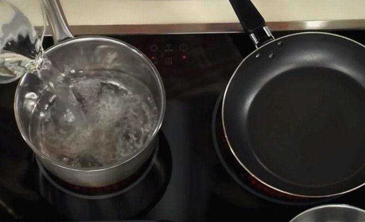 Pour water into the pan.