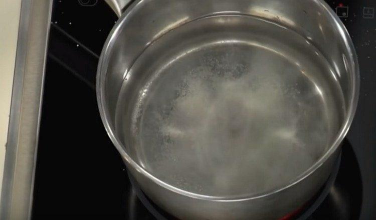 Ajoutez du sel à l'eau bouillante.
