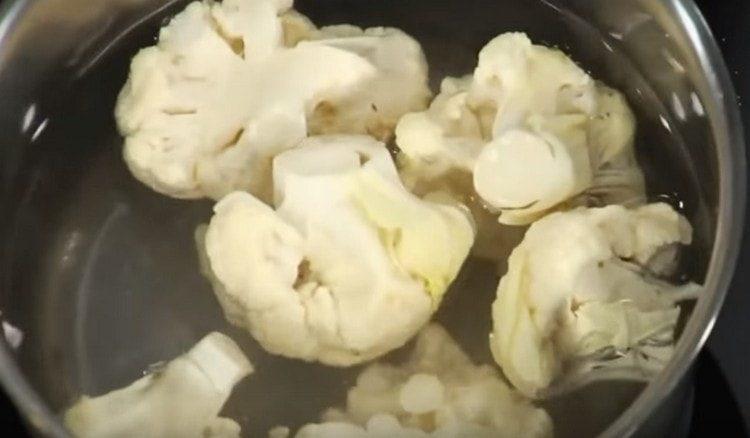 In boiling water, lower the cauliflower.