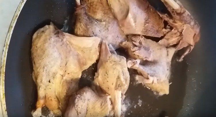 Nous répandons la viande de canard dans une casserole chauffée avec de l'huile végétale.