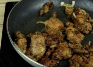 How to cook chicken liver in a pan: a simple and tasty recipe with a photo.