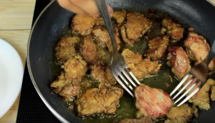 Foie pané frit dans une casserole jusqu'à coloration dorée.