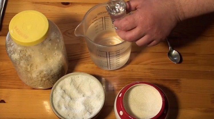 Dissoudre le sel, le sucre et le vinaigre dans de l'eau bouillie.