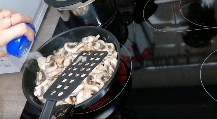 Ajouter les champignons à l'oignon, saler et faire frire jusqu'à tendreté.