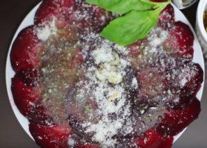 Nagluto kami ng masarap na beetroot carpaccio ayon sa isang hakbang-hakbang na recipe gamit ang isang larawan.