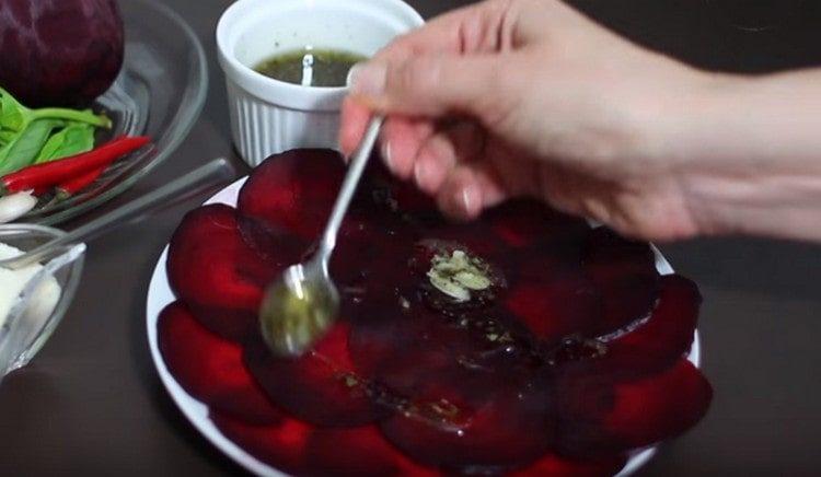 Verser les betteraves avec la vinaigrette aromatique.