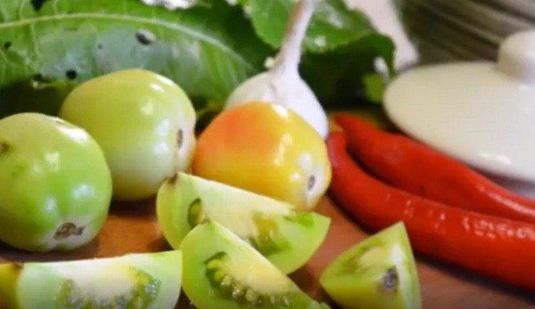 Los tomates verdes agrios son un excelente refrigerio.
