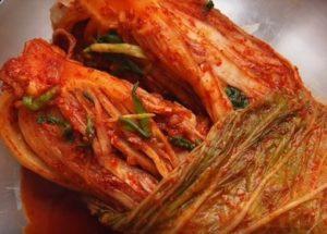Cuire le kimchi coréen de chou en coréen: recette avec des photos étape par étape.