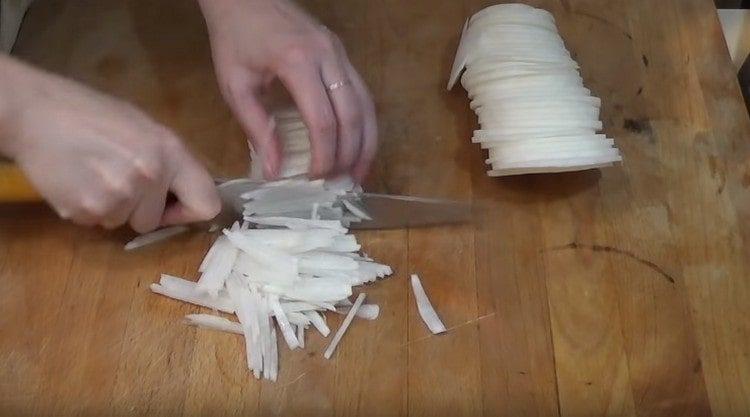 We cut daikon with thin strips.