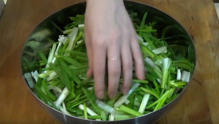 Picar las cebollas verdes, agregar al daikon.