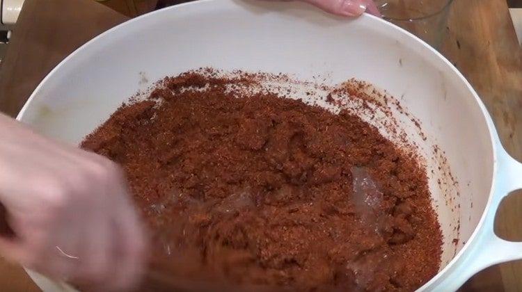 Agregue pimiento rojo picante a la pasta de arroz, mezcle.