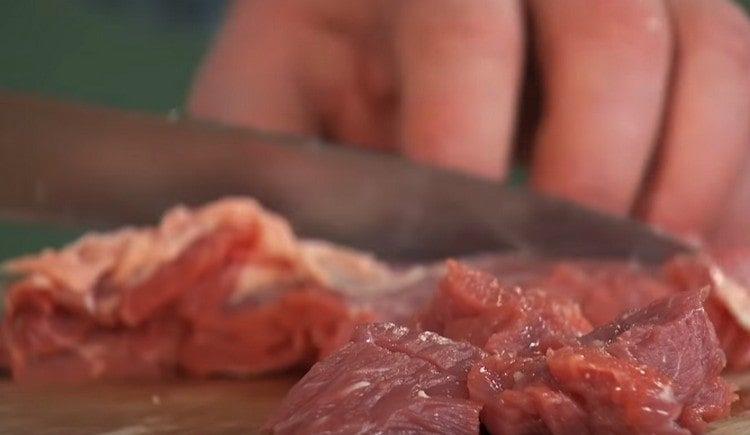 Cortar la carne en trozos.