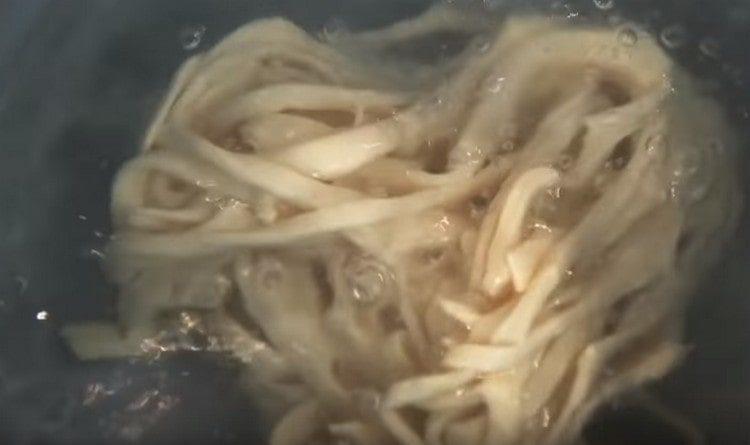 cook noodles for lagman.