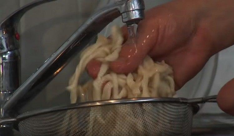 We wash the finished noodles.