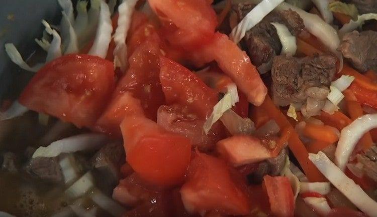 Agregue el tomate en rodajas en el plato.