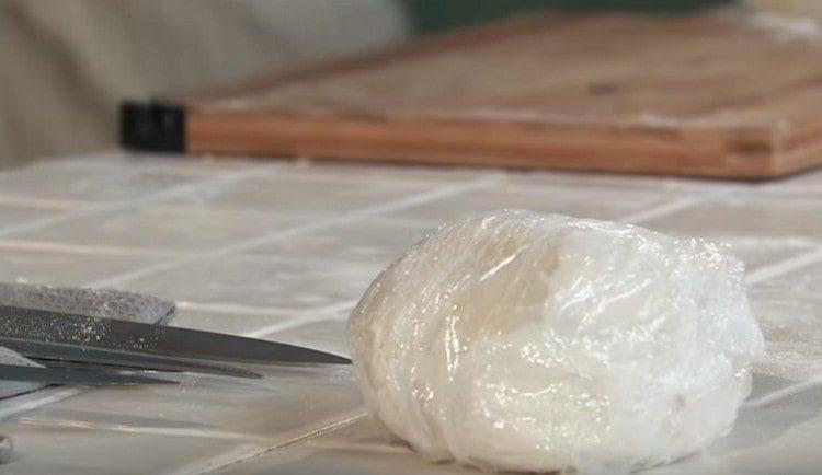 Wrap the dough in cling film and let it lie down.