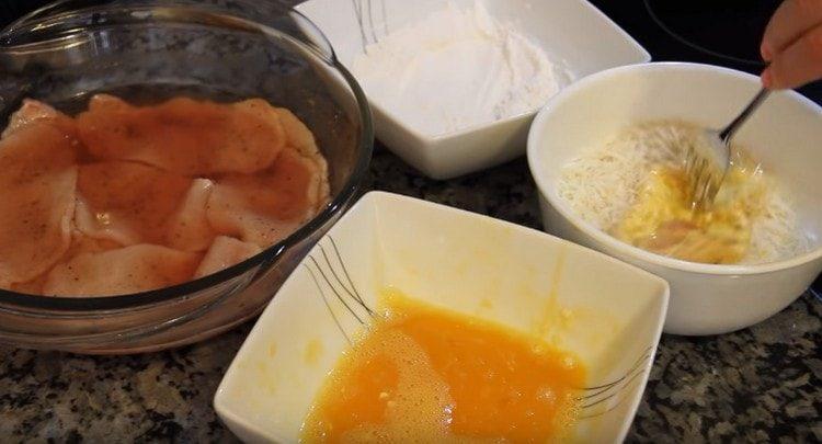 hacher la viande dans la farine, puis dans l'œuf, puis dans un mélange de parmesan et de farine.