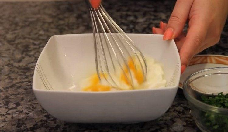 Mezcla el huevo con la crema agria.