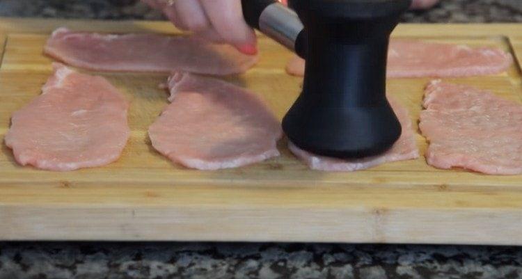 Couper la viande en tranches et battre.