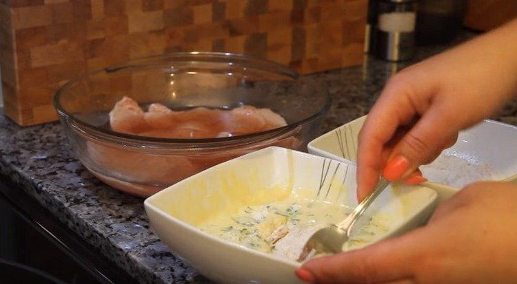 nasjeckajte meso u brašno, pa u tijesto.