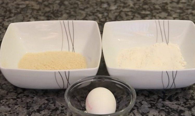 Verser la farine et la chapelure dans des bols séparés.