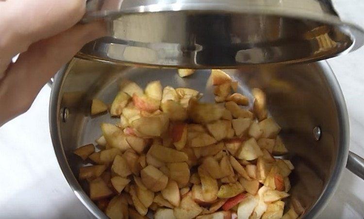 Couper les pommes en tranches et les mettre dans une casserole.