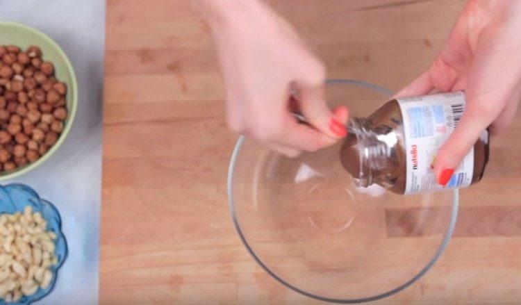 Mettez le nutella dans un bol.