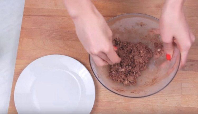 mezcle la masa y póngala en el refrigerador.