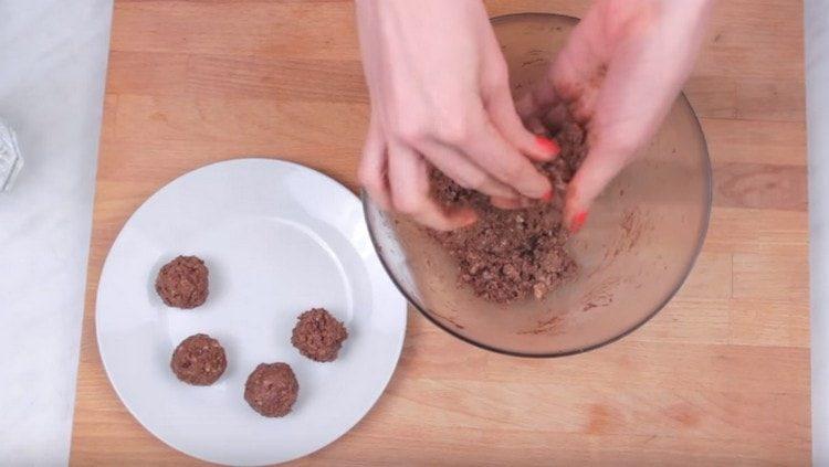 Nous formons des boules de masse de chocolat.