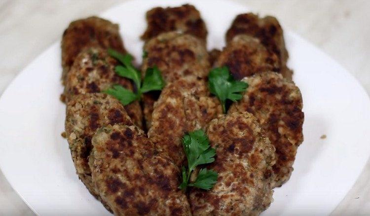 Deliciosas chuletas de alforfón con champiñones están listas.