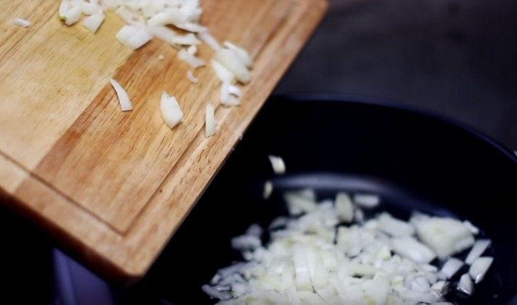 Fry the onion in a pan.