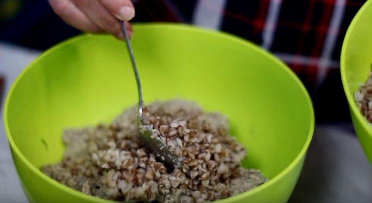 Add buckwheat to the mushroom mass.