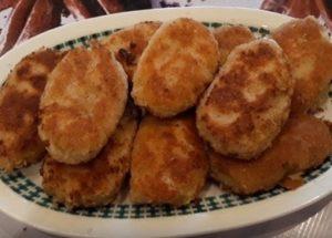 We prepare delicious meatballs from mashed potatoes according to a step-by-step recipe with a photo.