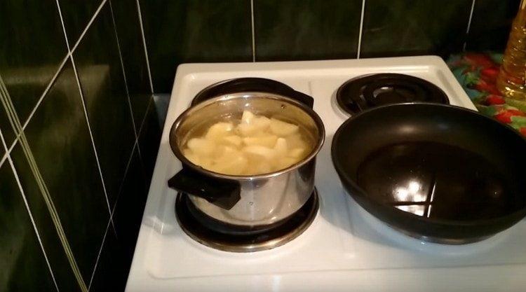 Nous mettons des pommes de terre à cuire.