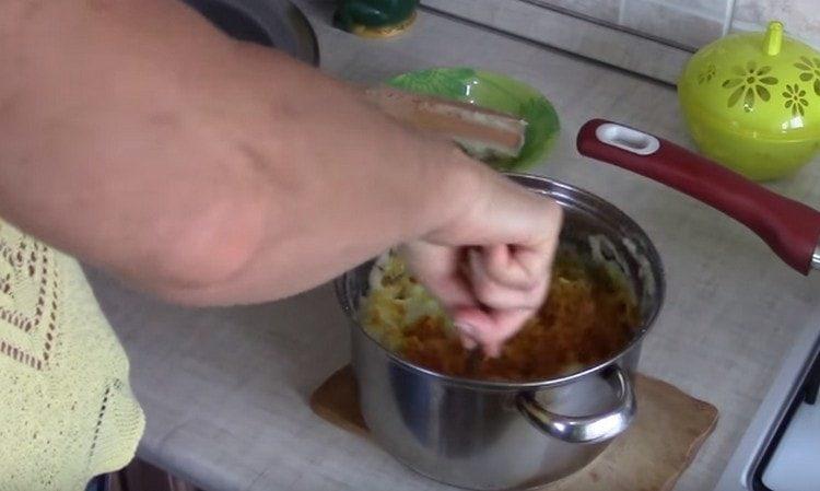 Na krumpir dodajte prženi luk i promiješajte.