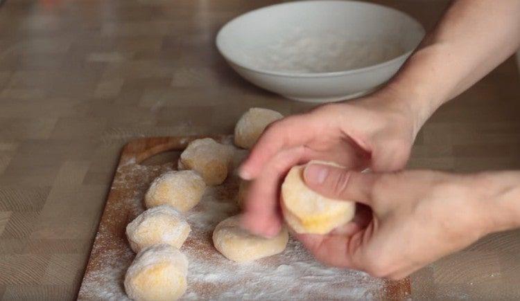 From each resulting ball we make a cutlet.