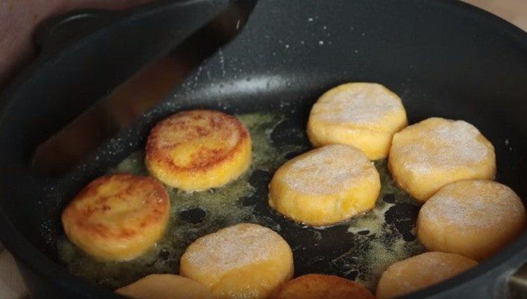 Fry cutlets in vegetable oil on both sides.