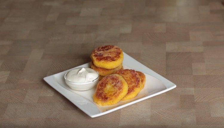 such pumpkin cutlets are sweet, they can be served with sour cream.