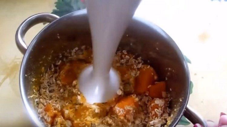 Interrumpimos la calabaza con avena con una licuadora.