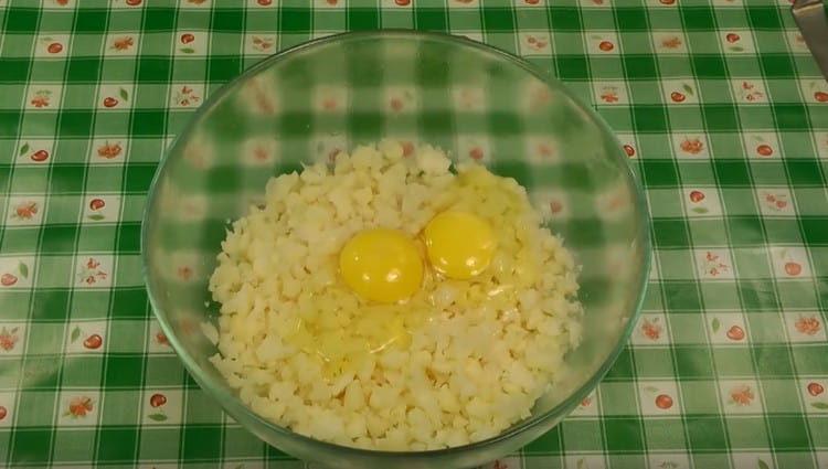 U masu kupusa dodajte dva jaja, sol po ukusu.