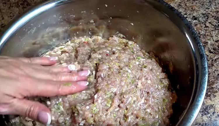 Mix the minced meat thoroughly and let it brew.
