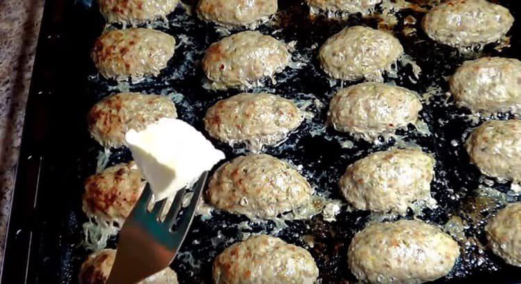 After baking, grease each cutlet with butter.