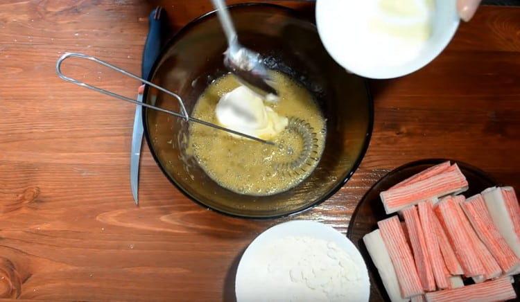 Añadir mayonesa, mezclar.