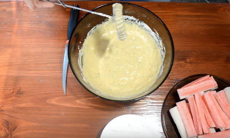 Ajouter la farine et amener la pâte à homogénéité.