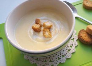 Nous préparons la plus délicieuse soupe à la crème de chou-fleur selon une recette détaillée avec photo.