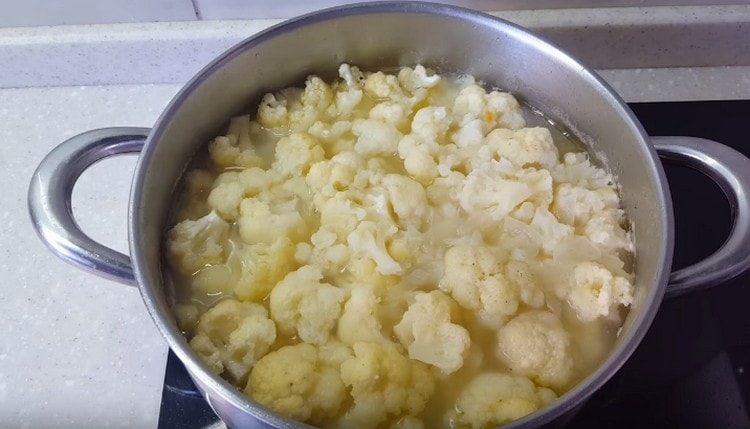 Cocine las verduras hasta que estén cocidas.