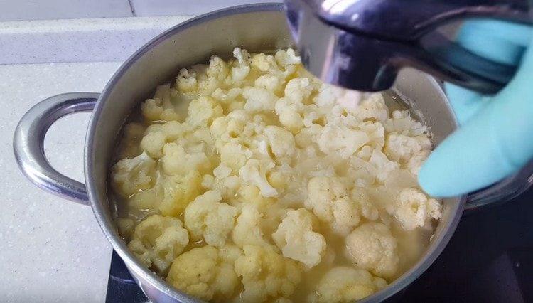 Al final de la cocción, puede sazonar el plato con ajo.