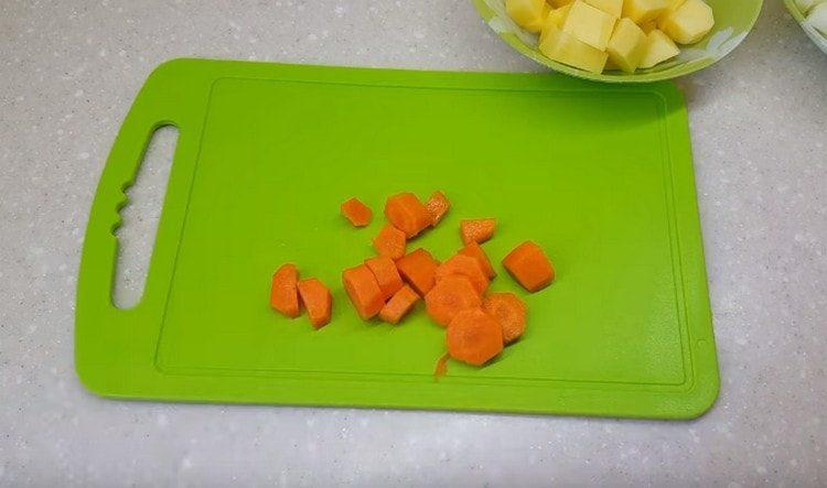 Cut the carrot into slices.