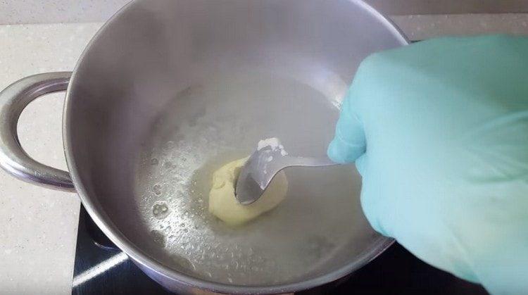 calienta un trozo de mantequilla en una sartén con un fondo grueso.